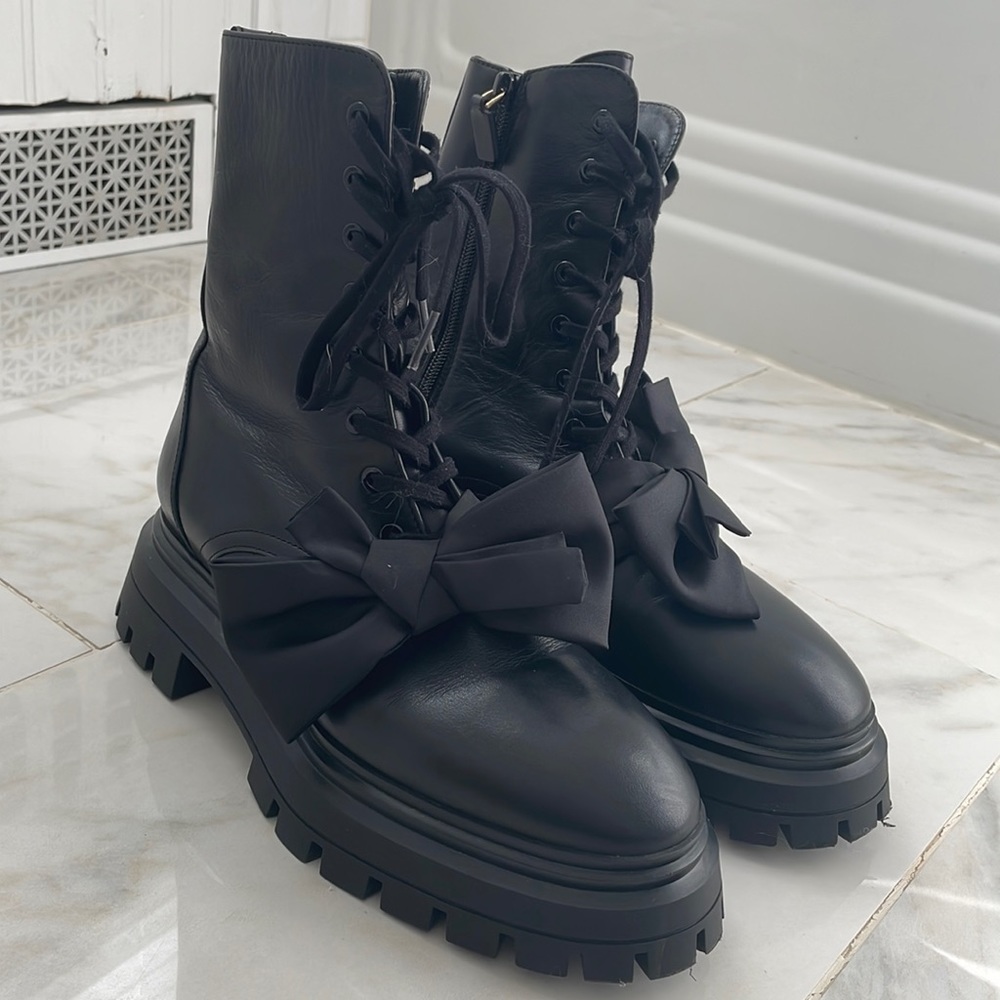 Stuart Weitzman Women's Bedford Loveknot Booties